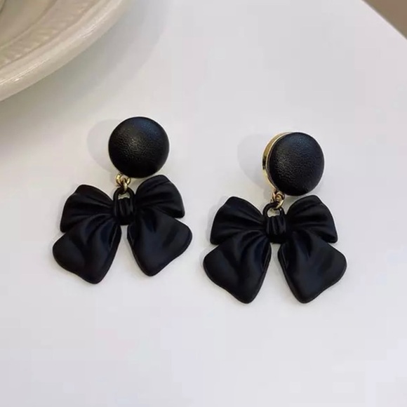 ⭐️FREE⭐️Black Resin Earrings - Picture 4 of 5